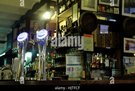 Altes Cafe Bar, San Telmo, Buenos Aires, Argentinien. Stockfoto