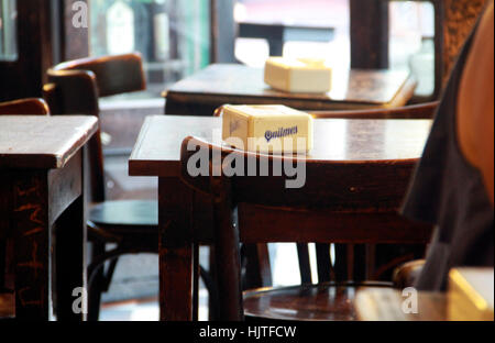 Alte cafe bar, San Telmo, Buenos Aires, Argentinien. Holz Tisch, keine Menschen. Stockfoto