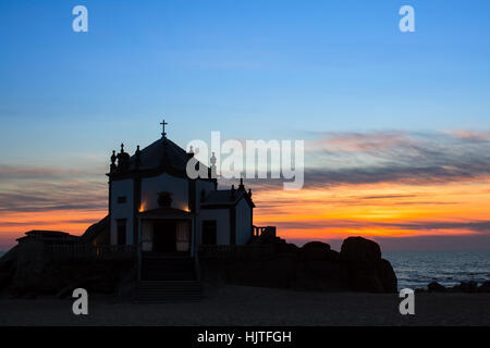 Nachtansicht der Kapelle Senhor da Pedra Miramar Beach, in der Nähe von Porto, Portugal. Stockfoto