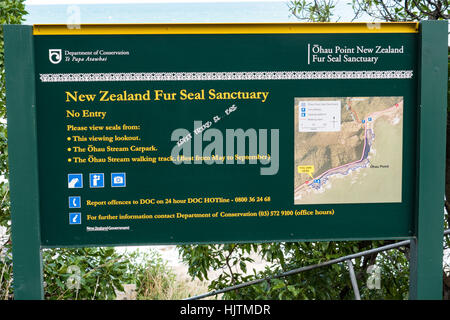 Info-Tafel in Bezug auf die Seebär-Heiligtum in Ohau Point, Kaikoura, Südinsel, Neuseeland. Stockfoto