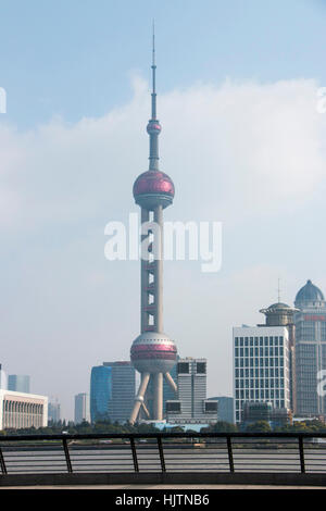 Oriental Pearl Tower in Pudong, gesehen vom Bund über den Huangpu-Fluss, Shanghai, China Stockfoto