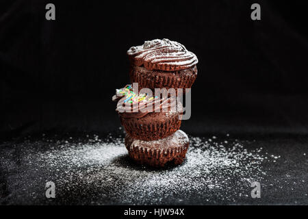 Ein Haufen von Kuchen auf einem schwarzen Hintergrund Stockfoto