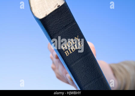 Nahaufnahme von Hand, die Bibel Stockfoto