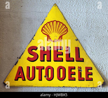 Das Shell Auto Oele Emaille-Werbeschild im Louwman Museum ist ein seltenes und wertvolles Sammlerstück. Er spiegelt die historischen Marketingbemühungen von Shell und seine tief verwurzelte Verbindung zur Automobil- und Kraftstoffindustrie wider. Stockfoto