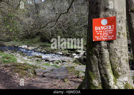 Warnschild an der Strid, Bolton Abbey, Yorkshire Dales, UK Stockfoto