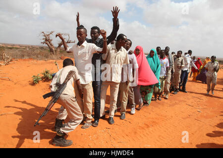 Ein Polizist führt eine Leibesvisitation auf neue Rekruten für Interim Jubbaland Administration (IJA) an der Training School in Kismayo Polizei während der Übung für somalische Polizei Neueinstellungen in Somalia am 21. Dezember 2016 Sicherheitsüberprüfung.  Barut Mohamed Stockfoto