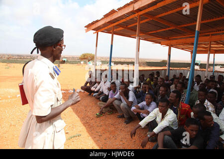 Ein Polizist im Gespräch mit neuen Rekruten für Interim Jubbaland Administration (IJA) an der Training School in Kismayo Polizei während der Sicherheitsüberprüfung Übung in Kismayo Somalia am 21. Dezember 2016.  Barut Mohamed Stockfoto