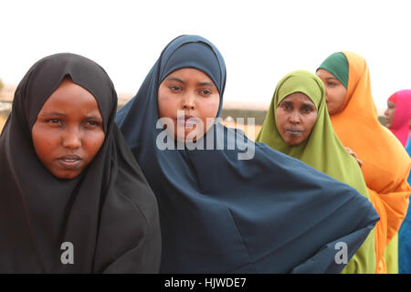 Neue Rekruten für die Interim Jubbaland Administration (IJA) Line up für eine Sicherheit überprüfen bei Kismayo Polizeischule Ausbildung während der Sicherheitsüberprüfung Übung in Somalia am 21. Dezember 2016.  Barut Mohamed Stockfoto