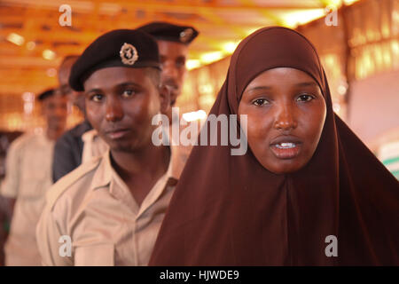 Neue Rekruten für die Interim Jubbaland Administration (IJA) Line up für eine ärztliche Untersuchung bei Kismayo Polizeischule Ausbildung während der Sicherheitsüberprüfung Übung in Kismayo Somalia am 21. Dezember 2016.  Barut Mohamed Stockfoto