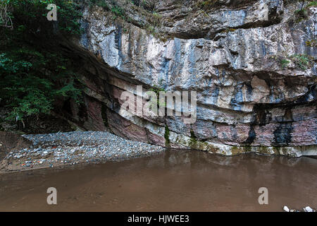 Mehrfarbige geschichteten Rock solid Mineralien Stockfoto