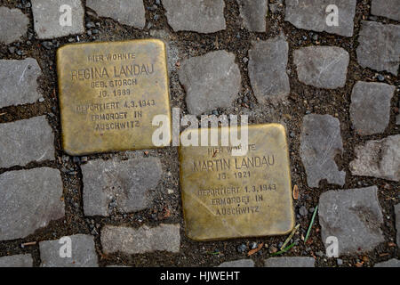 Stolperstein auf den Straßen Berlins zum Gedenken an Angehörige der Familie Landau, die von den Nazis eingenommen wurden Stockfoto