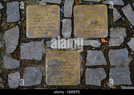 Stolperstein (Stolperstein) auf den Straßen Berlins zum Gedenken an die von den Nazis entnommenen Mitglieder der Familie Salomon Stockfoto