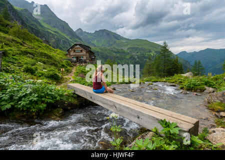 Wanderer auf hölzernen Brücke über Gebirgsbach, Golling Hütte, Rohrmoos-Untertal, Schladming Tauern, Steiermark, Österreich Stockfoto