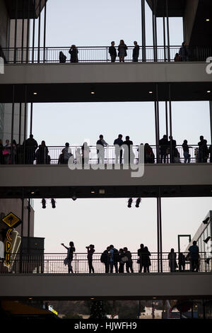 Touristen sehen den berühmten Hollywood-Schriftzug aus Hollywood und Highland Shopping Center, Hollywood Boulevard, Hollywood, Los Angeles, Kalifornien, USA Stockfoto