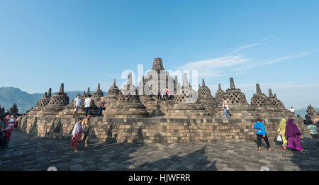 Besucher am Borobudur-Tempel, Stupas, Borobudur, Yogyakarta, Java, Indonesien Stockfoto