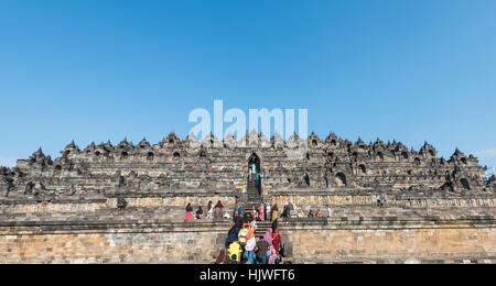 Besucher am Borobudur-Tempel, Stupas, Borobudur, Yogyakarta, Java, Indonesien Stockfoto