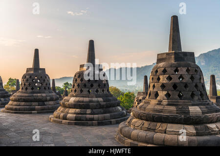 Borobudur Tempel bei Sonnenaufgang, Stupas, Borobudur, Yogyakarta, Java, Indonesien Stockfoto