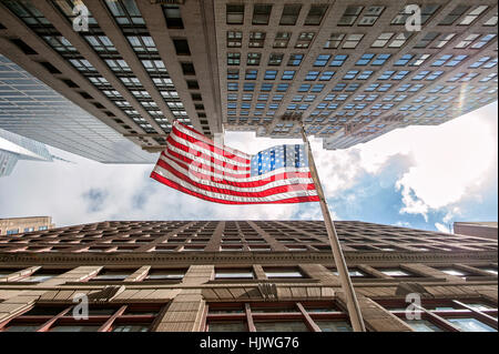 Stars And Stripes, amerikanische Flagge zwischen Hochhäusern, Low-Winkel Ansicht, Manhattan, New York City, USA Stockfoto