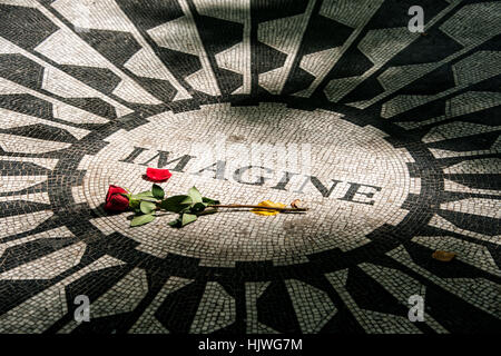 Erdbeer-Felder-Gedenkstätte, Imagine Mosaik mit roter Rose in Erinnerung an John Lennon, Central Park, Manhattan, New York City, USA Stockfoto