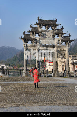 Scheintor Tor in die UNESCO-Welterbe alten Dorf von Xidi, Anhui, China Stockfoto