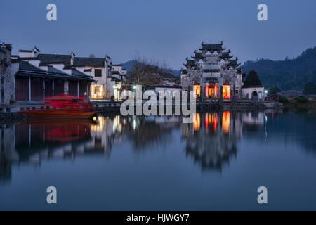 Scheintor Tor in der Nacht in die UNESCO-Welterbe alten Dorf von Xidi, Anhui, China Stockfoto