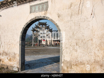 Scheintor Tor in die UNESCO-Welterbe alten Dorf von Xidi, Anhui, China Stockfoto