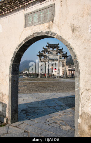 Scheintor Tor in die UNESCO-Welterbe alten Dorf von Xidi, Anhui, China Stockfoto