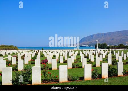 Blick auf die Souda Bay Alliierten Soldatenfriedhof mit dem Ägäischen Meer nach hinten, Souda Bay, Kreta, Griechenland, Europa. Stockfoto