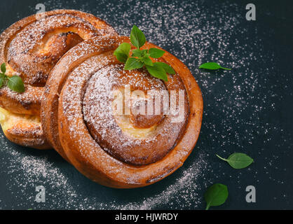 süße Brötchen mit Puderzucker bestreut hautnah Stockfoto