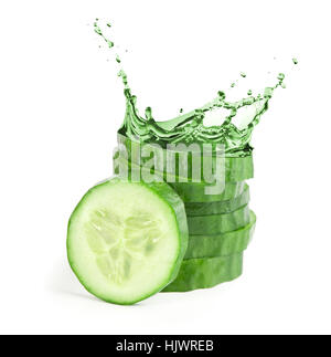 Frische Gurkenscheiben mit Spritzwasser. Isoliert auf weißem Hintergrund Stockfoto
