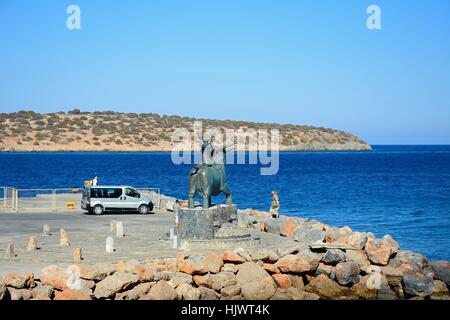 Statue von Europa sitzt auf einem Stier am Rand Wassers, Agios Nikolaos, Kreta, Griechenland, Europa. Stockfoto