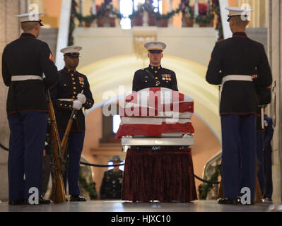 John Glenn, ehemaliger Astronaut und US-Senator, lag unter einer Ehrenwache der US-Marine im Ohio Statehouse in Columbus, Ohio. Das Denkmal würdigte Glenns Beiträge zur Weltraumforschung, NASA-Missionen und zum öffentlichen Dienst und würdigte seine Leistungen in Wissenschaft und amerikanischer Geschichte. Stockfoto
