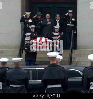 Sprecher des Ohio House Clifford Rosenberger, oben in der Mitte, legt seine Hand auf sein Herz als ehemaliger Astronaut und US-Senator John Glenn Trauerzug wird geleitet von der Ohio State House in Columbus, Ohio, Samstag, 17. Dezember 2016.   / Bridget Caswell) Stockfoto