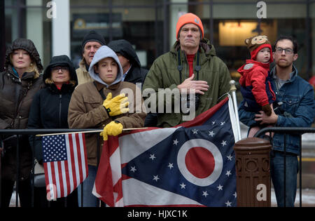 Mitglieder der Öffentlichkeit zollen als ehemaliger Astronaut und US-Senator John Glenn Trauerzug ist Blei aus Ohio Statehouse in Columbus, Ohio, Samstag, 17. Dezember 2016.   / Bridget Caswell) Stockfoto