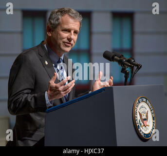 US-Senator Sherrod Brown spricht bei einer Gedenkfeier für John Glenn, den ehemaligen Astronauten und US-Senator, und würdigt seine Beiträge zur Weltraumforschung und zur amerikanischen Geschichte. Stockfoto