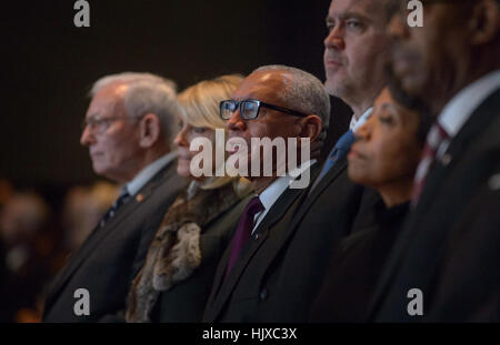 NASA-Administrator Charles Bolden, 3. von links, singt der Chor, als er und Direktor des Smithsonian National Air and Space Museum gen J.R. "Jack" Dailey, links, und Apollo 11 Astronaut Neil Fenster Carol Armstrong, verbundenen Familie, Freunde und Würdenträger um das Leben der ehemalige Astronaut und US-Senator John Glenn, Samstag, 17. Dezember 2016 an der Ohio State University feiern , Mershon Auditorium in Columbus. Stockfoto