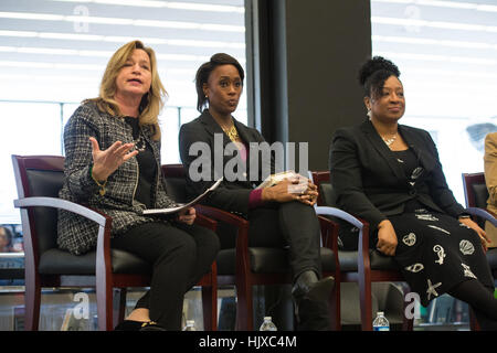 Die Chefwissenschaftlerin der NASA, Dr. Ellen Stofan, moderierte eine Podiumsdiskussion bei einer Veranstaltung mit versteckten Figuren im Martin Luther King Jr. Memorial Library in Washington, in der die Beiträge afroamerikanischer Frauen zur Weltraumforschung gefeiert werden. Stockfoto