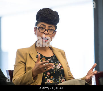 Knatokie Ford, senior Policy Advisor, und White House Office of Science and Technology Policy, zentrieren, spricht bei einem "Versteckten Zahlen" Buch-Event mit Kolleginnen und Diskussionsteilnehmer Dr. Ellen Stofan, NASA-Chefwissenschaftler; "Versteckte Figuren" Autor Margot Lee Shetterly; Christyl Johnson, NASA moderne Figur, Goddard Space Flight Center; und Mimi Valdes, ausführender Produzent des Films "Versteckt Zahlen", Mittwoch, 14. Dezember 2016 an Martin Luther King Jr. Memorial Library in Washington. Der Film basiert auf dem Buch erzählt die Leben von Katherine Johnson, Dorothy Vaughan und Mary Jackson Stockfoto