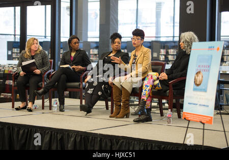 Knatokie Ford, Senior Policy Advisor im Büro für Wissenschafts- und Technologiepolitik des Weißen Hauses, nahm an einer Podiumsdiskussion bei einer Buchveranstaltung „Hidden Figures“ am 14. Dezember 2016 Teil. Die Veranstaltung fand im Martin Luther King Jr. statt Memorial Library in Washington mit Dr. Ellen Stofan, Margot Lee Shetterly, Christyl Johnson und Mimi Valdes. Stockfoto