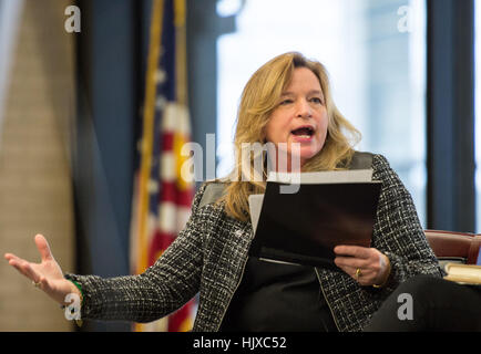 NASA-Chefwissenschaftler, Dr. Ellen Stofan, moderiert ein Panel auf eine "Versteckte Figuren" Buch-Veranstaltung mit dem Autor Margot Lee Shetterly; Christyl Johnson, NASA moderne Figur, Goddard Space Flight Center; Knatokie Ford, senior Policy Advisor, White House Office der Wissenschafts- und Technologiepolitik; und Mimi Valdes, executive Producer von versteckten Zahlen, Mittwoch, 14. Dezember 2016 an Martin Luther King Jr. Memorial Library in Washington. Der Film basiert auf dem Buch Chroniken die Leben von Katherine Johnson, Dorothy Vaughan und Mary Jackson--afro-amerikanische Frauen, die bei der NASA als "menschliche Computer arbeiten Stockfoto