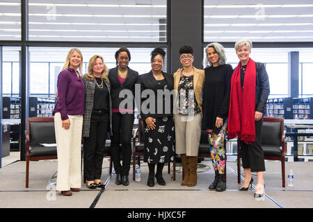 Von links nach rechts: NASA stellvertretender Administrator Dava Newman; Dr. Ellen Stofan, NASA-Chefwissenschaftler; "Versteckte Figuren" Autor Margot Lee Shetterly; Christyl Johnson, NASA moderne Figur, Goddard Space Flight Center; Knatokie Ford, senior Policy Advisor, White House Office der Wissenschafts- und Technologiepolitik; Posieren Sie Mimi Valdes, ausführender Produzent "Versteckt Zahlen" und Amy Hopkins, Frauen In Luft-und Raumfahrt, für ein Foto nach einer "Versteckten Zahlen" Buch Veranstaltung, Mittwoch, 14. Dezember 2016 an Martin Luther King Jr. Memorial Library in Washington. Der Film basiert auf dem Buch Chronik Stockfoto