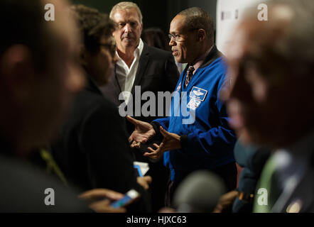 NASA-Astronaut Alvin Drew spricht mit den Medien auf dem roten Teppich vor einer Vorführung des Films "Versteckt Zahlen" an der Smithsonian National Museum of African American History and Kultur, Mittwoch, 14. Dezember 2016 in Washington DC. Der Film basiert auf dem Buch des gleichen Titels von Margot Lee Shetterly und Chroniken die Leben von Katherine Johnson, Dorothy Vaughan und Mary Jackson--afro-amerikanische Frauen arbeitet bei der NASA als "menschliche Computer," waren entscheidend für den Erfolg der John Glenn Friendship 7 Mission im Jahr 1962. Stockfoto