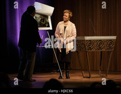 Lonnie G Bunch III, Gründerin und Leiterin des Smithsonian National Museum of African American History and Kultur, links, präsentiert ein Porträt der NASA "Mensch-Computer" Katherine Johnson genommen von Annie Leibovitz, als Joylette Goble, Johson Tochter, blickt auf eine vor einer Vorführung des Films "Versteckt Zahlen" an der Smithsonian National Museum of African American History and Kultur, Mittwoch, 14 Dezember , 2016 in Washington DC. Der Film basiert auf dem Buch des gleichen Titels von Margot Lee Shetterly und Chroniken die Leben von Katherine Johnson, Dorothy Vaughan und Mary Jackson--Afrika-Amerika Stockfoto