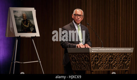 NASA-Administrator Charles Bolden liefert Bemerkungen vor einer Vorführung des Films "Versteckt Zahlen" an der Smithsonian National Museum of African American History and Kultur, Mittwoch, 14. Dezember 2016 in Washington DC. Der Film basiert auf dem Buch des gleichen Titels von Margot Lee Shetterly und Chroniken die Leben von Katherine Johnson, Dorothy Vaughan und Mary Jackson--afro-amerikanische Frauen arbeitet bei der NASA als "menschliche Computer," waren entscheidend für den Erfolg der John Glenn Friendship 7 Mission im Jahr 1962. Stockfoto