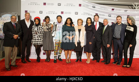 Von links: Gründungsdirektor des Smithsonian National Museum of African American History and Kultur Lonnie G. Bunch III, US-amerikanischer Schauspieler, Regisseur und Produzent Kevin Costner, amerikanische musikalische Musikerin, Schauspielerin und Model Janelle Monáe "versteckt Zahlen" Autor Margot Lee Shetterly, US-amerikanischer Singer-Songwriter Pharrell Williams, US-amerikanische Schauspielerin Octavia Spencer, die Katherine Johnson Tochter Joylette Goble, US-amerikanische Schauspielerin und Sängerin Henson , 21st Century Fox Senior Vice President of Governmental Affairs Rick Lane, NASA-Administrator Charles Bolden, Direktor Stockfoto