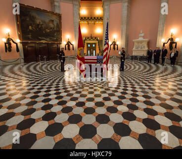 Der ehemalige Astronaut und US-Senator John Glenn wurde am 16. Dezember 2016 im Ohio Statehouse in Columbus geehrt, wobei eine Ehrenwache der United States Marine Tribut zollte. Stockfoto