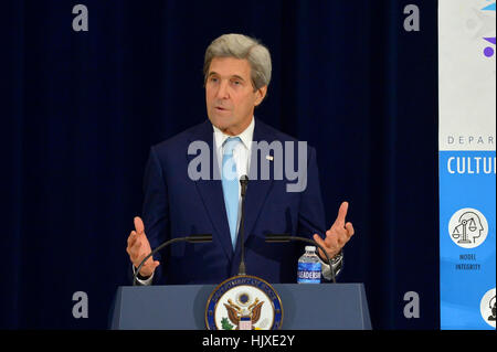 US-Außenminister John Kerry liefert Bemerkungen an das US Department of State konstituierenden Führung Tag am Department in Washington, D.C., am 13. Dezember 2016. Stockfoto