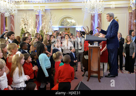 US-Außenminister John Kerry liefert Bemerkungen zu der jährlichen Diplomatie zu Hause für den Urlaub-Empfang auf dem US-Außenministerium in Washington, D.C., am 13. Dezember 2016. Stockfoto