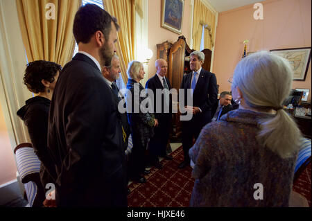 US-Außenminister John Kerry spricht mit der Familie von John Glenn, seinem Freund und ehemaligen Kollegen der US-Senat, am 16. Dezember 2016, wie er seine Aufwartung zahlt, während der späten Astronaut in Ruhe in den Ohio State House in Columbus, Ohio liegt. Stockfoto