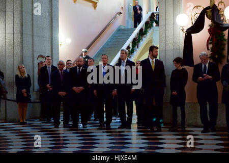 US-Außenminister John Kerry, zusammen mit NASA-Administrator Charles Bolden, Ohio House Speaker Cliff Rosenberger und Ohio Gouverneur John Kasich, zahlt seinen Respekt als Organ der Astronaut John Glenn, der Sekretär Freund und ehemaligen Kollegen der US-Senat, in Ruhe in den Ohio State House in Columbus, Ohio, am 16. Dezember 2016 liegt. Stockfoto